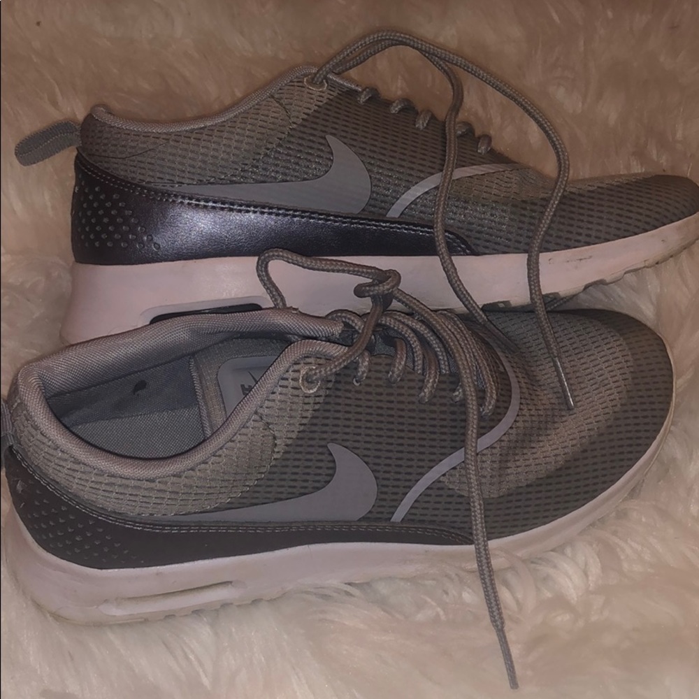 BARELY WORN NIKE SNEAKERS
